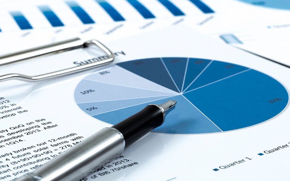 Os Relatórios e Contas são documentos institucionais que visam prestar contas sobre a gestão, atividades e situação financeira de uma organização, assegurando transparência, responsabilidade e confiança junto de órgãos reguladores, financiadores, parceiros e da comunidade. Em contexto de IPSS, estes documentos são fundamentais para demonstrar a adequação da utilização de fundos, o cumprimento de objetivos sociais e o impacto das atividades desenvolvidas.